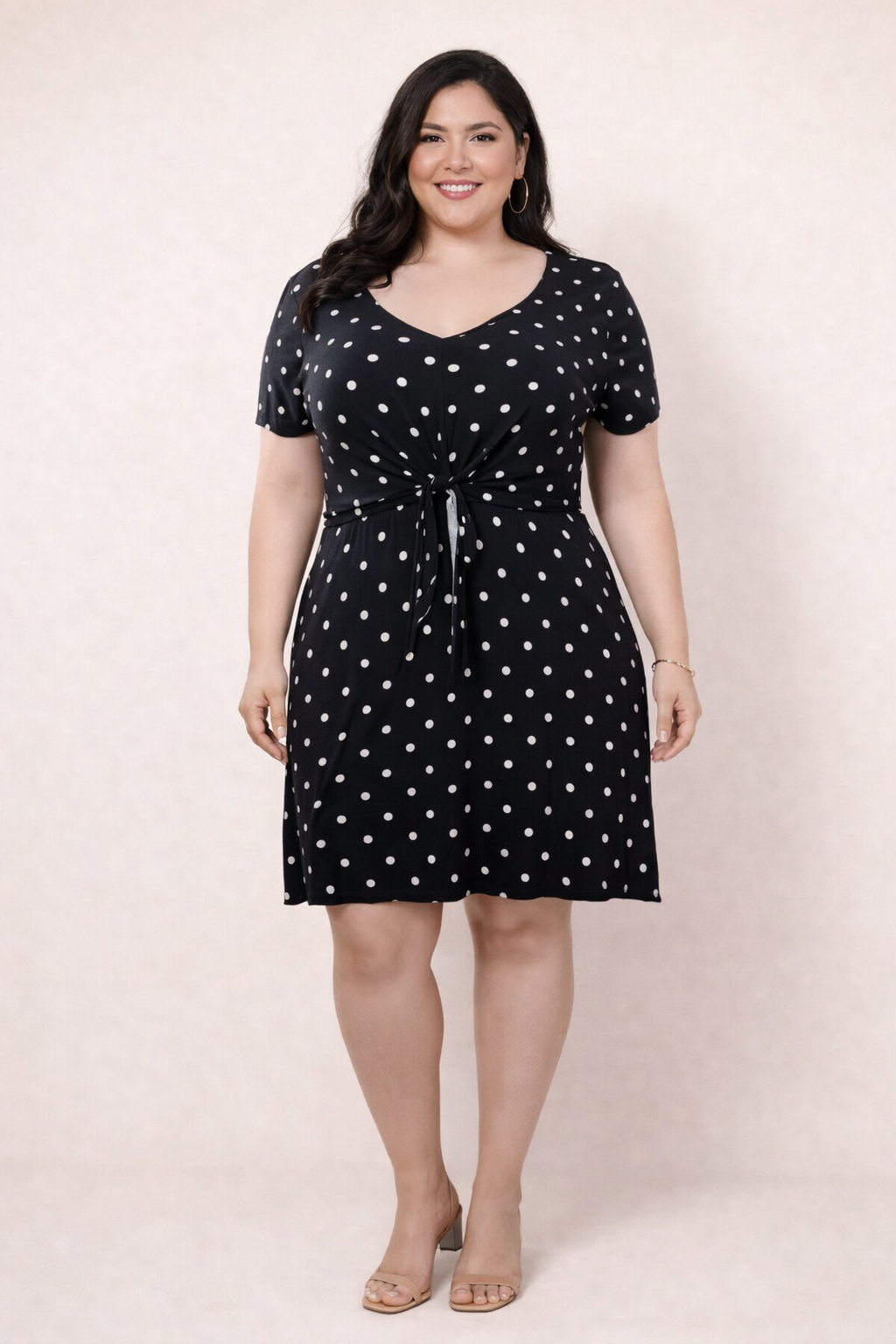 Vestido Negro de Lunares Plus Size con Nudo Frontal